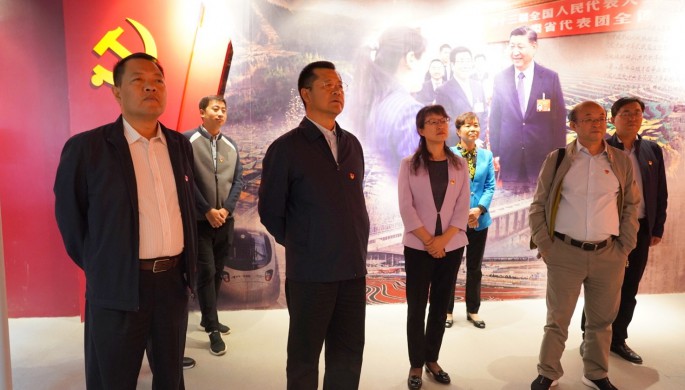 集團公司開展“不忘初心、牢記使命”主題黨日活動 <br/> — 參觀主題教育檔案文獻展